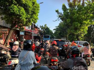 Jalan Menyempit Dekat Flyover Tapal Kuda Lenteng Agung, Lalin Macet Parah!