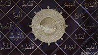 Tulisan Asmaul Husna turut menghiasi dan mempercantik dinding Masjid. Wisma Putra/detikcom