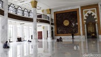 Konsep masjid modern yang mengadopsi ala Timur Tengah ini berdasarkan arahan Chairul Tanjung (CT), selaku pemiki CT Corp wujud desain Masjid Agung TSB yang kental dengan sentuhan Masjid Nabawi. Wisma Putra/detikcom