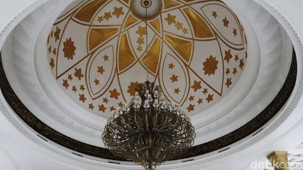 Kubah masjid juga terlihat indah apalagi ketika malam hari menambah khusyuk para jamaah menjalankan sholat. Wisma Putra/Detikcom Kubah masjid juga terlihat indah apalagi ketika malam hari menambah khusyuk para jamaah menjalankan sholat. Wisma Putra/Detikcom
