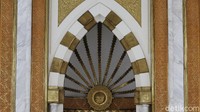 Bangunan Masjid TSB yang persis karakter Nabawi terletak pada bagian pilar marmer di dalam masjid, kepala pilar dan relung tembok jendela. Wisma Putra/detikcom