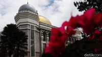 Masjid Agung Trans Studio Bandung (TSB) berdiri megah. Rumah ibadah seluas 4.000 meter persegi bergaya Timur Tengah ini menjadi oase di tengah-tengah pusat perbelanjaan dan tempat rekreasi. Wisma Putra/detikcom