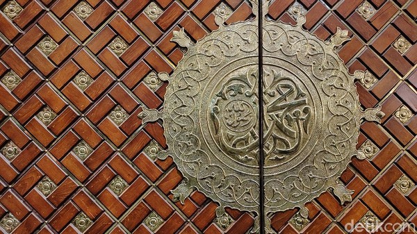 Untuk datang kelokasi masjid ini sangatlah mudah, berdiri di kawasan wisata komersial Trans Studio Bandung dan siap menyambut bulan suci Ramdhan mendatang. Dikhy Sasra/detikcom Untuk datang kelokasi masjid ini sangatlah mudah, berdiri di kawasan wisata komersial Trans Studio Bandung dan siap menyambut bulan suci Ramdhan mendatang. Dikhy Sasra/detikcom