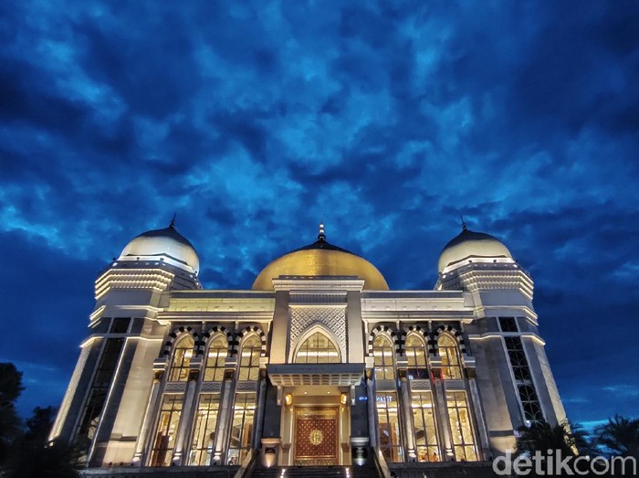 Masjid Agung berdiri kokoh di Kawasan Trans Studio Bandung keindahan masjid ini mejadi salah satu daya tarik wisatawan yang datang ke TSM yuk simak foto-fotonya