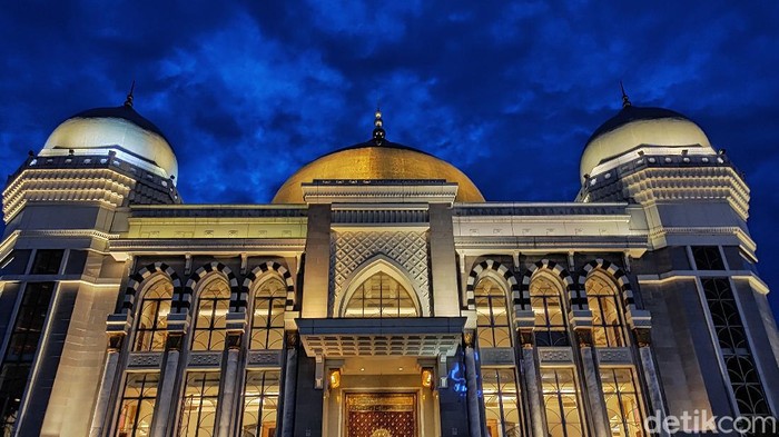 Masjid Agung berdiri kokoh di Kawasan Trans Studio Bandung keindahan masjid ini mejadi salah satu daya tarik wisatawan yang datang ke TSM yuk simak foto-fotonya
