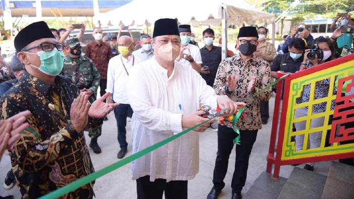 Menko Perekonomian Airlangga Hartarto meresmikan Masjid Jami Tine-Tang di Sentul Barat, Kamis (8/4/2021)