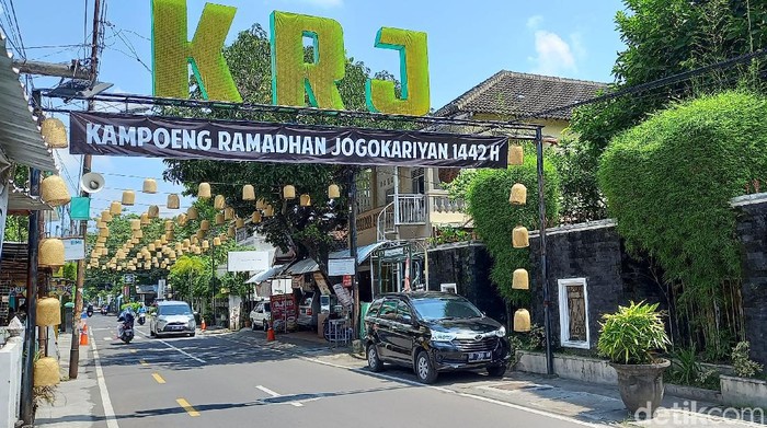 Masjid Jogokariyan Yogyakarta tetap membuka pintu bagi jemaah dari luar daerah selama Ramadhan. Namun ada syarat yang harus dipenuhi jemaah dari luar kota yakni harus melaksanakan tes GeNose yang sudah disediakan pihak masjid.