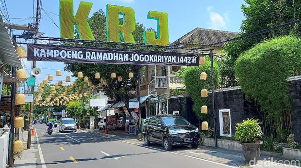 Masjid Jogokariyan Yogyakarta tetap membuka pintu bagi jemaah dari luar daerah selama Ramadhan. Namun ada syarat yang harus dipenuhi jemaah dari luar kota yakni harus melaksanakan tes GeNose yang sudah disediakan pihak masjid.