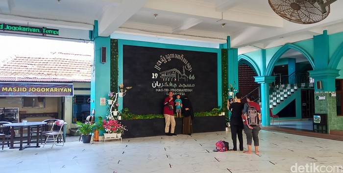 Masjid Jogokariyan Yogyakarta tetap membuka pintu bagi jemaah dari luar daerah selama Ramadhan. Namun ada syarat yang harus dipenuhi jemaah dari luar kota yakni harus melaksanakan tes GeNose yang sudah disediakan pihak masjid.