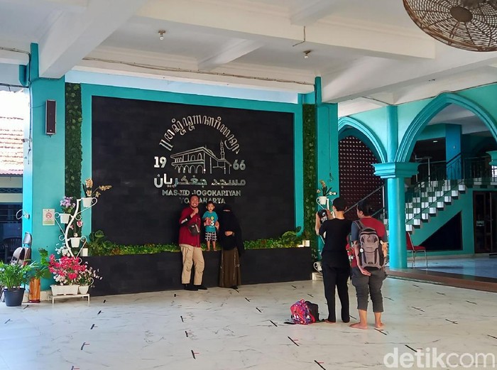 Masjid Jogokariyan Yogyakarta tetap membuka pintu bagi jemaah dari luar daerah selama Ramadhan. Namun ada syarat yang harus dipenuhi jemaah dari luar kota yakni harus melaksanakan tes GeNose yang sudah disediakan pihak masjid.