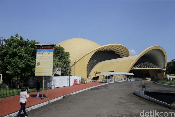 Presiden Jokowi mengambil alih pengelolaan Taman Mini Indonesia Indah (TMII) dari yayasan keluarga Soeharto kembali ke negara.