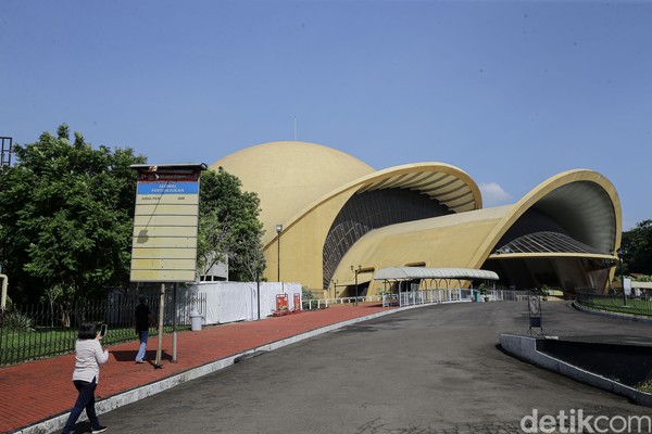Theater IMAX Keong Emas adalah gedung teater berbentuk keong mas raksasa tempat pemutaran dan pertunjukan film khusus berteknologi canggih. Ada banyak film menarik yang ditayangkan di sini. Sensasi menontonnya juga sangat mengesankan, karena layarnya yang besar dan teknologi IMAX-nya yang canggih. (Grandyos Zafna/detikcom) Theater IMAX Keong Emas adalah gedung teater berbentuk keong mas raksasa tempat pemutaran dan pertunjukan film khusus berteknologi canggih. Ada banyak film menarik yang ditayangkan di sini. Sensasi menontonnya juga sangat mengesankan, karena layarnya yang besar dan teknologi IMAX-nya yang canggih. (Grandyos Zafna/detikcom)