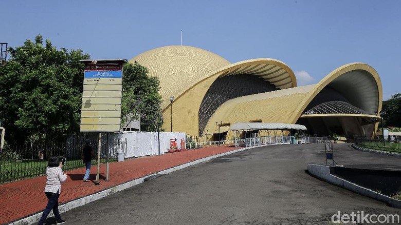 Melihat Lebih Dekat TMII yang Diambil Alih Setneg Presiden Jokowi mengambil alih pengelolaan Taman Mini Indonesia Indah (TMII) dari yayasan keluarga Soeharto kembali ke negara.