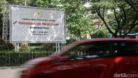 Kementerian Sekretaris Negara (Kemensetneg) yang sejak Rabu (7/4) resmi menguasai TMII juga diharapkan tetap menjaga ciri khas obyek wisata yang terletak di Jakarta Timur itu.