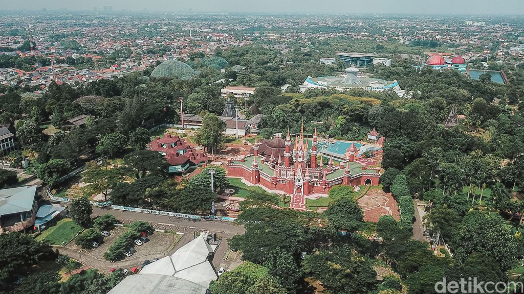 Presiden Jokowi mengambil alih pengelolaan Taman Mini Indonesia Indah (TMII) dari yayasan keluarga Soeharto kembali ke negara.