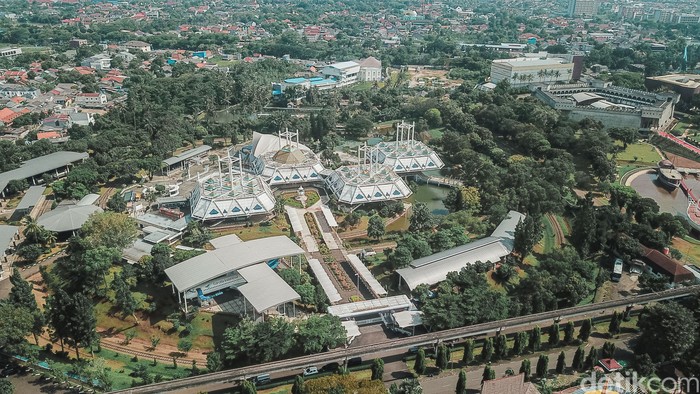 Presiden Jokowi mengambil alih pengelolaan Taman Mini Indonesia Indah (TMII) dari yayasan keluarga Soeharto kembali ke negara.
