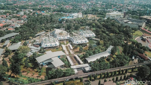 Taman Mini Indonesia Indah digagas pada tahun 1971 oleh Siti Hartinah alias Bu Tien, istri dari Presiden Soeharto. Ide pembangunan TMII itu didapatnya setelah mengunjungi kawasan wisata Timland di Thailand, dan juga Disneyland di Amerika Serikat (AS). Bu Tien melalui Yayasan Harapan Kita yang diketuainya menggagas pembangunan proyek kawasan wisata dengan tema miniatur Indonesia. Pada tanggal 29 November 1971, melalui tim khusus rencana induk proyek TMII, biaya pembangunan diperkirakan sebesar Rp 10,5 miliar. Pembangunan pun dibagi menjadi dua tahap, pertama dalam jangka waktu 2-3 tahun, dan kedua 4-5 tahun. Dalam waktu kurang dari 3 tahun pembangunan Miniatur Indonesia tahap pertama selesai, yang menelan biaya sekitar Rp 4,5 miliar. Pada 20 April 1975, TMII pun diresmikan oleh Presiden Soeharto, dan dibuka untuk publik. Grandyos Zafna/Detikcom. Taman Mini Indonesia Indah digagas pada tahun 1971 oleh Siti Hartinah alias Bu Tien, istri dari Presiden Soeharto. Ide pembangunan TMII itu didapatnya setelah mengunjungi kawasan wisata Timland di Thailand, dan juga Disneyland di Amerika Serikat (AS). Bu Tien melalui Yayasan Harapan Kita yang diketuainya menggagas pembangunan proyek kawasan wisata dengan tema miniatur Indonesia. Pada tanggal 29 November 1971, melalui tim khusus rencana induk proyek TMII, biaya pembangunan diperkirakan sebesar Rp 10,5 miliar. Pembangunan pun dibagi menjadi dua tahap, pertama dalam jangka waktu 2-3 tahun, dan kedua 4-5 tahun. Dalam waktu kurang dari 3 tahun pembangunan Miniatur Indonesia tahap pertama selesai, yang menelan biaya sekitar Rp 4,5 miliar. Pada 20 April 1975, TMII pun diresmikan oleh Presiden Soeharto, dan dibuka untuk publik. Grandyos Zafna/Detikcom.