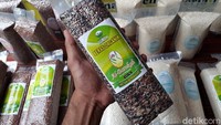 Ketua Paguyuban Petani Organik Al Barokah, Mustofa, ditemui wartawan di rumah produksinya, Ketapang, Kamis (8/4/2021) sore mengatakan, padi organik yang dibudidayakan petani di sini semuanya varietas padi lokal. Di antaranya padi hitam, merah, mentik susu, ketan hitam, cisokan, pandan wangi, dan lain-lain.