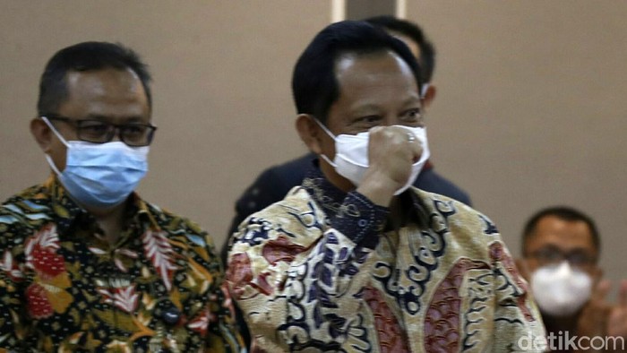 Pansus DPR RI menggelar rapat kerja Pansus RUU tentang Perubahan Kedua atas UU Nomor 21 Tahun 2001 tentang Otonomi Khusus bagi Provinsi Papua dengan Menteri Dalam Negeri Tito Karnavian, di Gedung Parlemen Senayan, Jakarta, Kamis (08/04/2021).