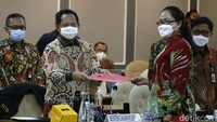 Mendagri Tito Karnavian menghadiri rapat kerja yang digelar di Gedung DPR, Jakarta, Kamis (8/4/2021).