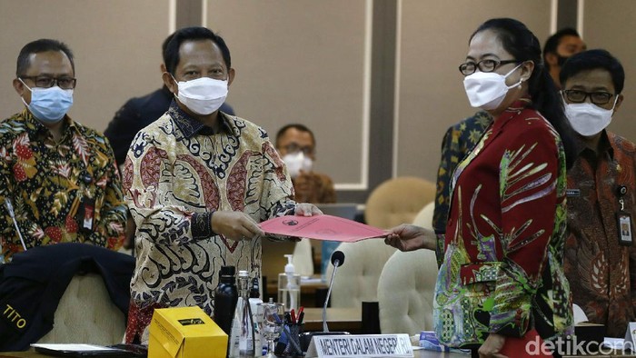 Mendagri dan Pansus DPR Bahas RUU Otonomi Khusus Papua Pansus DPR RI menggelar rapat kerja Pansus RUU tentang Perubahan Kedua atas UU Nomor 21 Tahun 2001 tentang Otonomi Khusus bagi Provinsi Papua dengan Menteri Dalam Negeri Tito Karnavian, di Gedung Parlemen Senayan, Jakarta, Kamis (08/04/2021).