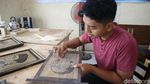 Menengok Bisnis Lukis Tokoh Nasional di Atas Bambu