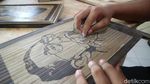 Menengok Bisnis Lukis Tokoh Nasional di Atas Bambu