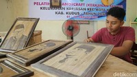Nafis menjelaskan adapun untuk membuat pertama menyediakan bahan bambu. Lalu mencetak wajah yang ingin diukir, bisa wajah tokoh hingga wajah pemesan lukisan. 