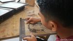 Menengok Bisnis Lukis Tokoh Nasional di Atas Bambu