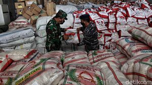 Momen TNI AL Kirim Bantuan untuk Korban Bencana NTT