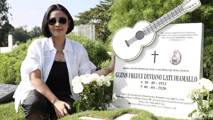 Mutia Ayu saat berkunjung ke makam Glenn Fredly di TPU Tanah Kusir.