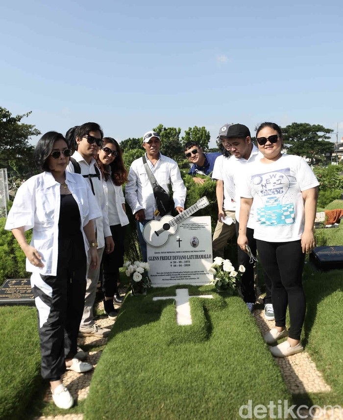 Mutia Ayu saat berkunjung ke makam Glenn Fredly di TPU Tanah Kusir.