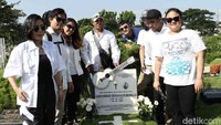 Mutia Ayu bersama keluarga Glenn Fredly saat berkunjung ke makam sang suami di TPU Tanah Kusir, Jakarta Selatan pada Kamis (8/4). Pool/Noel/detikFoto