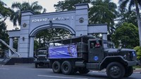 Kendaraan TNI AL bermuatan bantuan keluar kawasan Koarmada I, Jakarta, Kamis (8/4/2021). 