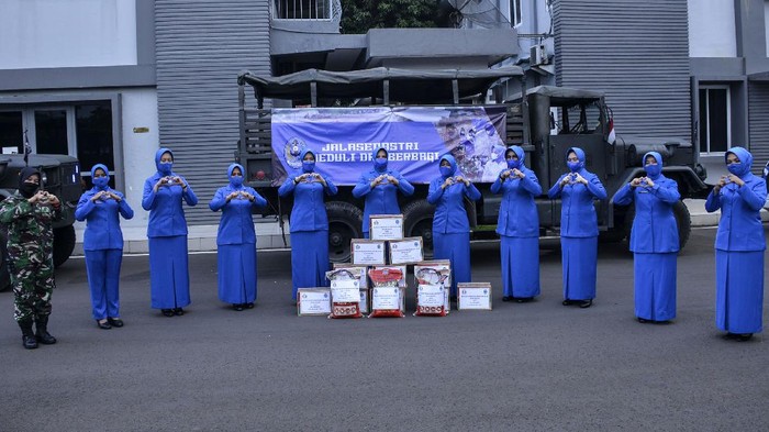 Kendaraan TNI AL bermuatan bantuan keluar kawasan Koarmada I, Jakarta, Kamis (8/4/2021). Organisasi istri prajurit TNI AL di Koarmada l atau Pengurus Daerah Jalasenastri Armada I mengirim bantuan sebanyak 3,5 ton bahan pokok kepada korban terdampak Bencana alam di NTT.