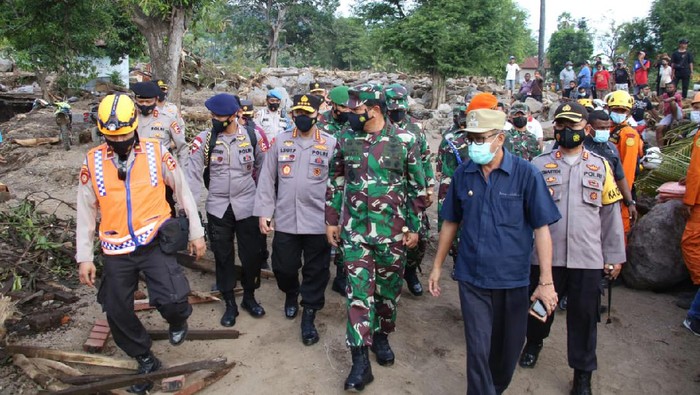 Panglima TNI Marsekal TNI Hadi Tjahjanto dan Kapolri Jenderal Listyo SIgit Prabowo cek wIlayah terdampak banjir bandang di Adonara dan Lembata