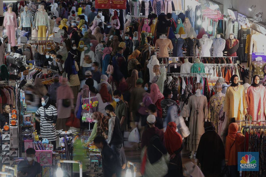 Pengunjung memilih pakaian muslim di Pasar Tanah Abang, Jakarta, Kamis (8/4/2021). Pasar Tanah Abang mulai terpantau ramai pengunjung menjelang bulan suci Ramadhan, keramaian tersebut tentu menimbulkan kekhawatiran adanya penularan Covid-19, walaupun pedagang sudah di Vaksin. Menurut Yati (49) pedagang pakain muslim mengatakan 