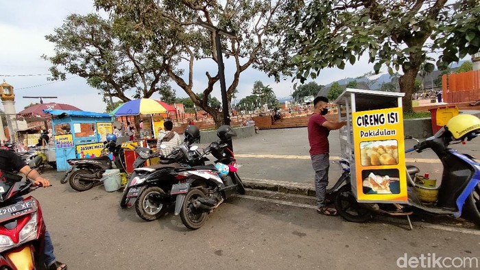 Pedagang kaki lima minta dibolehkan berjualan di Alun-alun Majalengka selama Ramadhan
