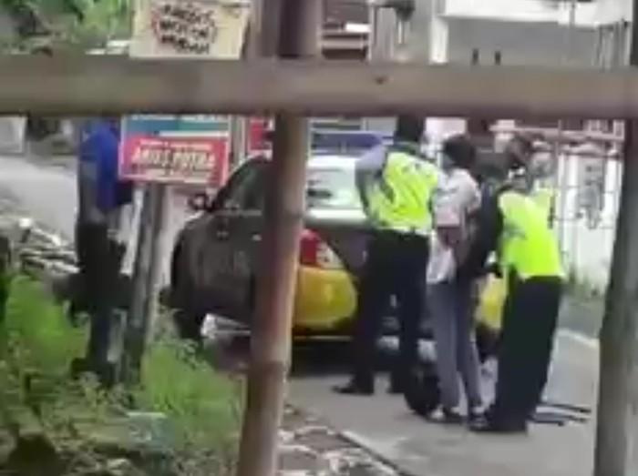 Puluhan pelajar SMK di Kecamatan Mojoagung, Jombang menggelar konvoi untuk merayakan kelulusan mereka. Rombongan konvoi tersebut berbuat anarkis dengan mengeroyok dua pelajar dari sekolah lain.