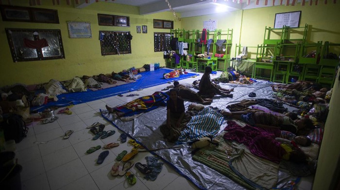 Sejumlah pengungsi banjir bandang beristirahat di posko pengungsian MAN 2 Weiwerang, Adonara Timur, Kabupaten Flores Timur, Nusa Tenggara Timur, Rabu (7/4/2021). Berdasarkan data Badan Nasional Penanggulangan Bencana (BNPB), terdapat 18 tempat pengungsian di enam kabupaten yang menampung pengungsi bencana alam yang dipicu akibat dari siklon tropis Seroja. ANTARA FOTO/Aditya Pradana Putra/rwa.