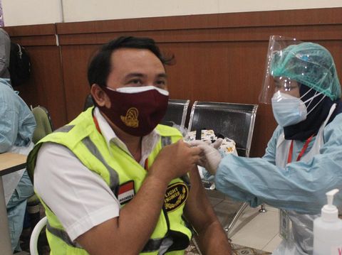 Petugas Bandara Adisutjipto Yogyakarta disuntik vaksin Corona dosis kedua, Kamis (8/4/2021).