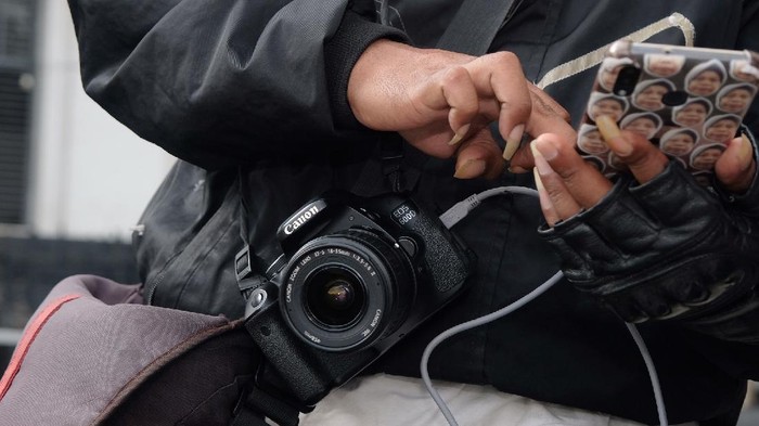 Potret Fotografer Keliling Kota Tua Mencari 'Sesuap Nasi' di Tengah Pandemi (Foto: Andhika Prasetia/detikcom) Potret Fotografer Keliling Kota Tua Mencari 'Sesuap Nasi' di Tengah Pandemi (Foto: Andhika Prasetia/detikcom)