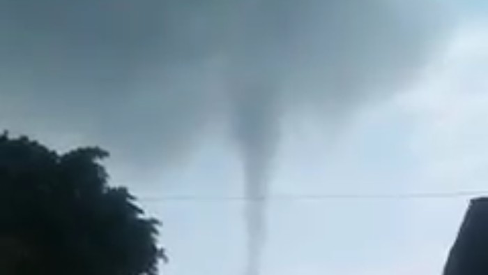 Warga Jombang mengabadikan angin puting beliung yang muncul di atas permukiman penduduk. Meski tidak mengakibatkan kerusakan, peristiwa itu sempat membuat warga ketakutan.