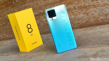 Ponsel ini menggunakan desain bernama Infinite Bold Design dengan proses AG crystal. Foto: Adi Fida Rahman/detikINET