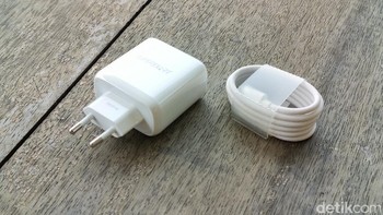 Dalam paket penjualan diberikan charger dan kabel data USB Type C. Foto: Adi Fida Rahman/detikINET
