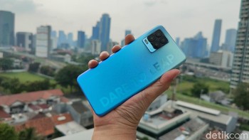 Pada bagian belakang bodinya ada tulisan Dare To Leap, dan ini adalah varian Infinite Blue. Foto: Adi Fida Rahman/detikINET