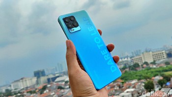Baterainya berkapasitas 4.500 mAh dan pengisian cepat 65W Foto: Adi Fida Rahman/detikINET