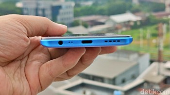 Punya port jack audio 3,5 mm, USB Type C dan speaker. Foto: Adi Fida Rahman/detikINET