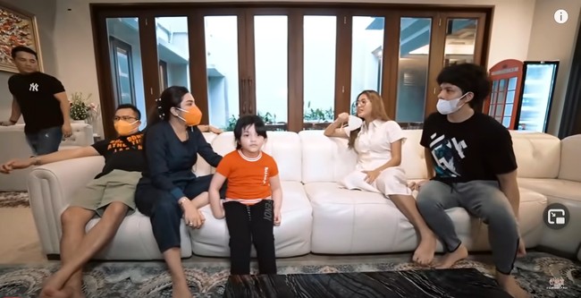 Dalam satu lantai ada kamar, ruang keluarga, jadi semuanya di sini. Kadang meeting juga di rumah, jelas Atta yang baru sekitar satu bulan menempati rumah barunya. Foto: Tangkapan layar YouTube