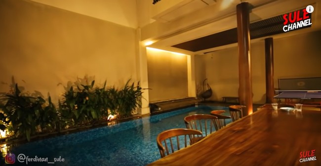Lantai pertama juga ada kolam renang dengan meja panjang dan banyak kursi untuk santai bareng keluarga. Foto: Tangkapan layar YouTube
